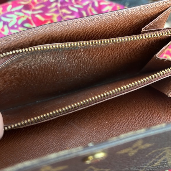 Louis Vuitton Monogram Sarah Wallet - Picture 16 of 17